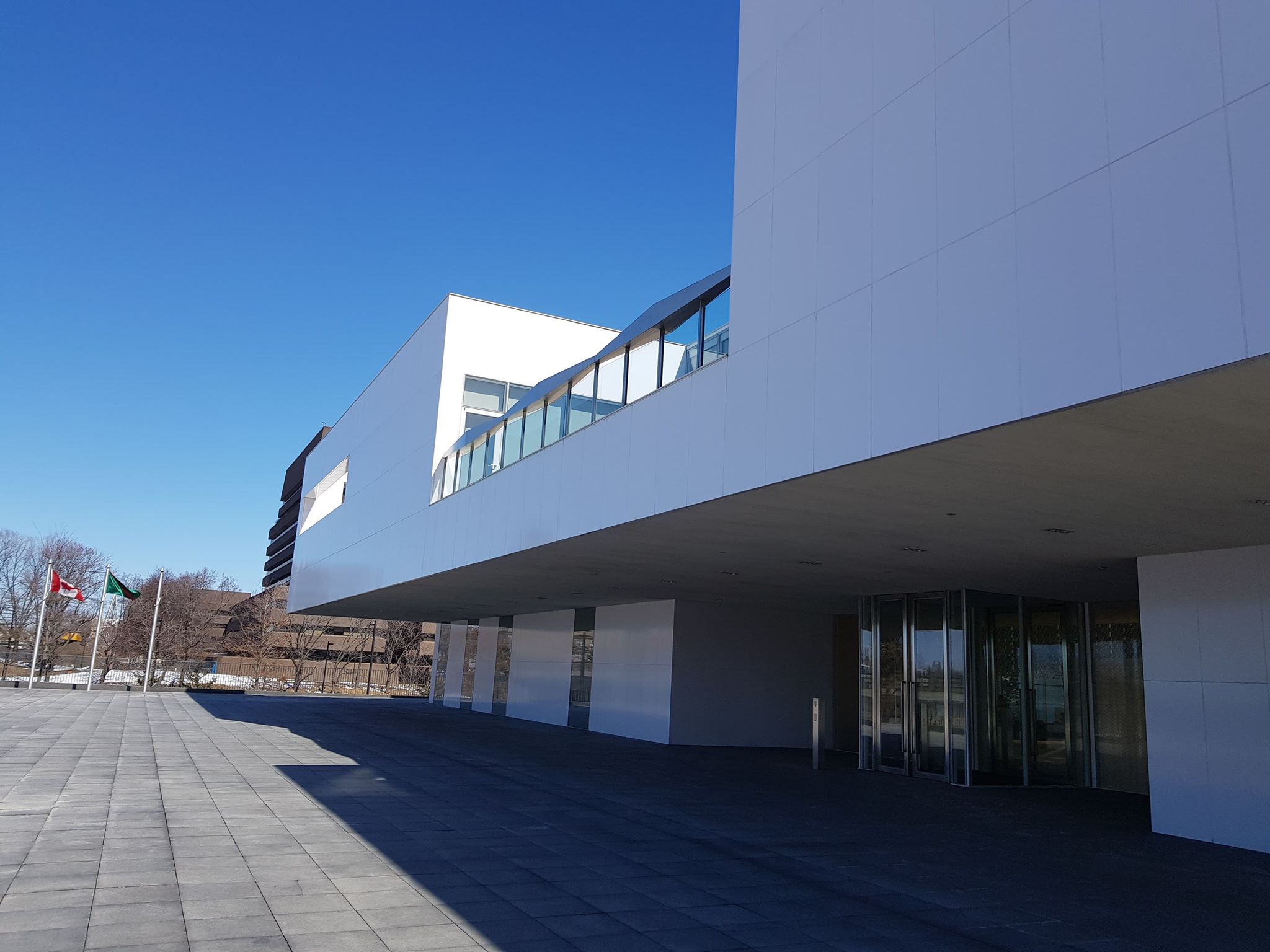 Image of Sussex Drive façade with emphasis on the cantilever.