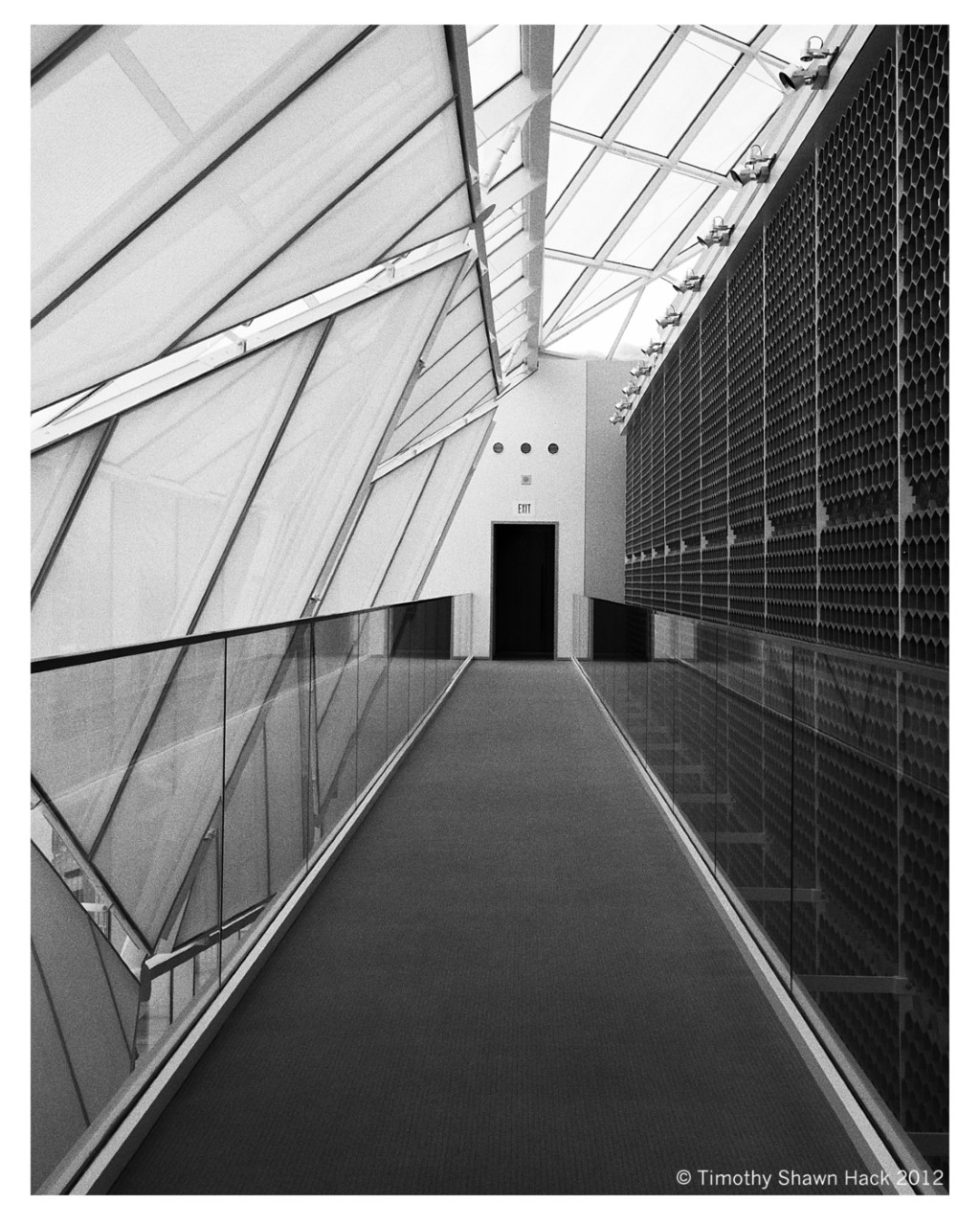Image of the upper story corridor leading to the residence of the Aga Khan in black and white