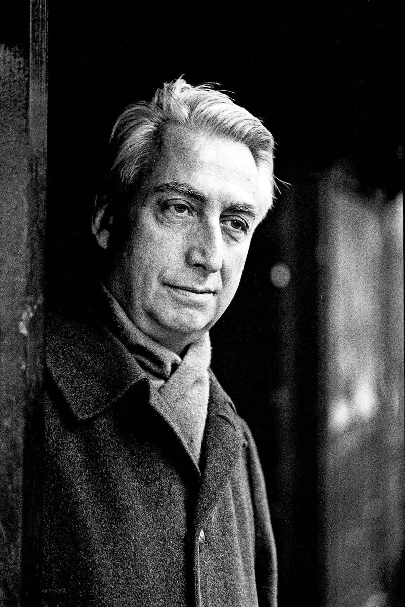 Photograph portrait of Ronald Barthes.
