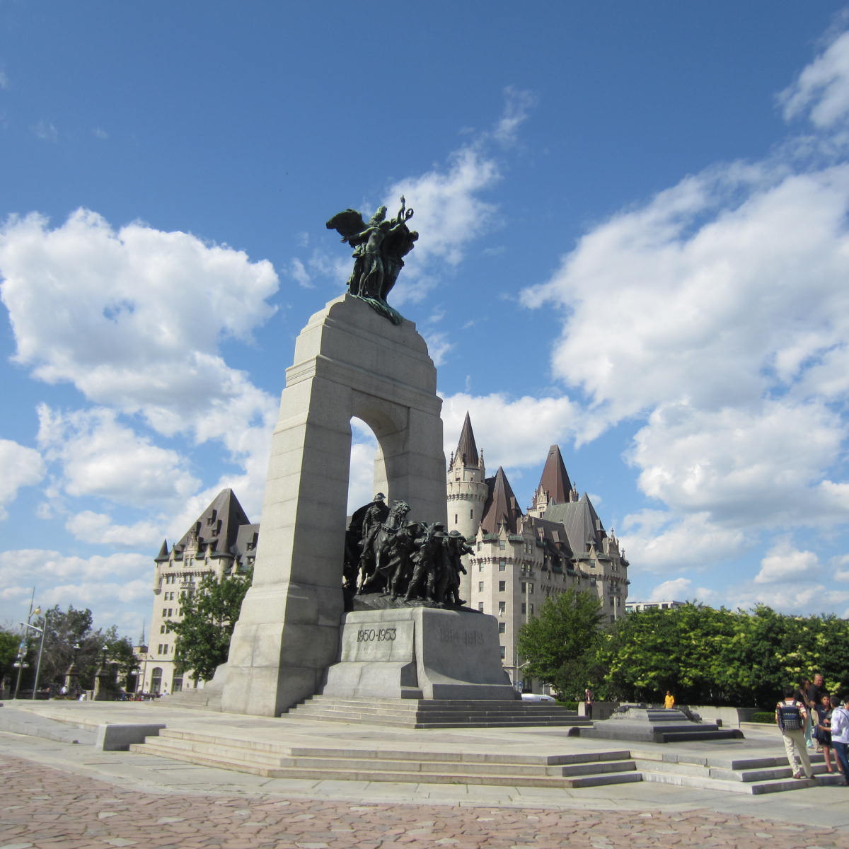 Image of the National War Memorial with the Chateau Laurier behind
