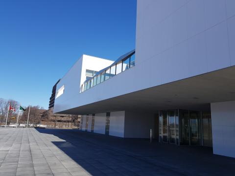 Image of Sussex Drive façade with emphasis on the cantilever.