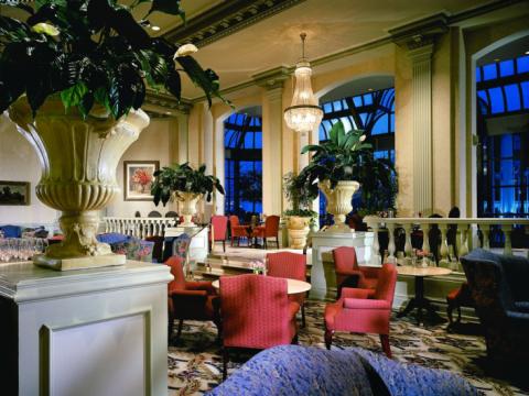 Zoe’s Lounge, Fairmont Château Laurier. /jpg